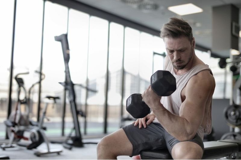 Man lifting weights in a gym illustrating Masteron and drostanolone bodybuilding