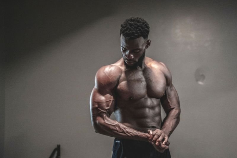 Extremely vascular bodybuilder displaying dry conditioning after peak week hydration protocols